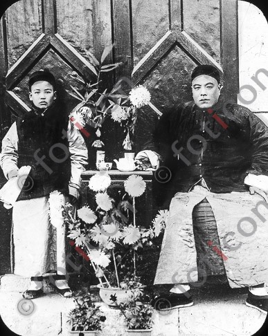 Chinesischer Lehrer mit seinem Schüler ; Chinese teacher with his student (simon-173a-016-sw.jpg)